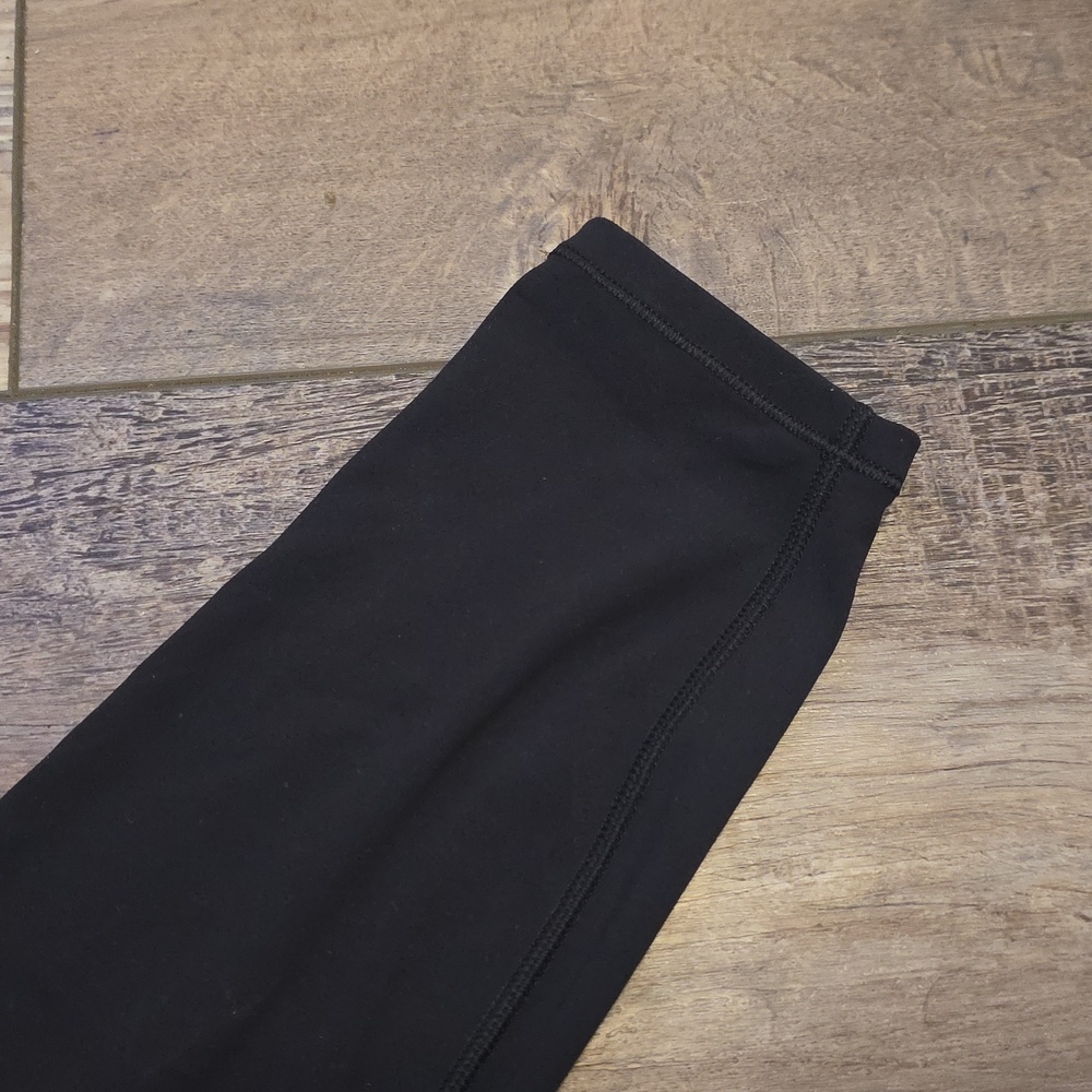 NWT Women's Vuori "Daily Leggings-Short, W/Pockets". Color Black. - Picture 8 of 8